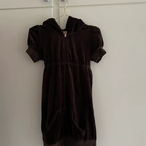 Juicy Couture klänning - Supersöt Juicy Couture klänning i brun sammet, helt oanvänd och i väldigt fint skick!!