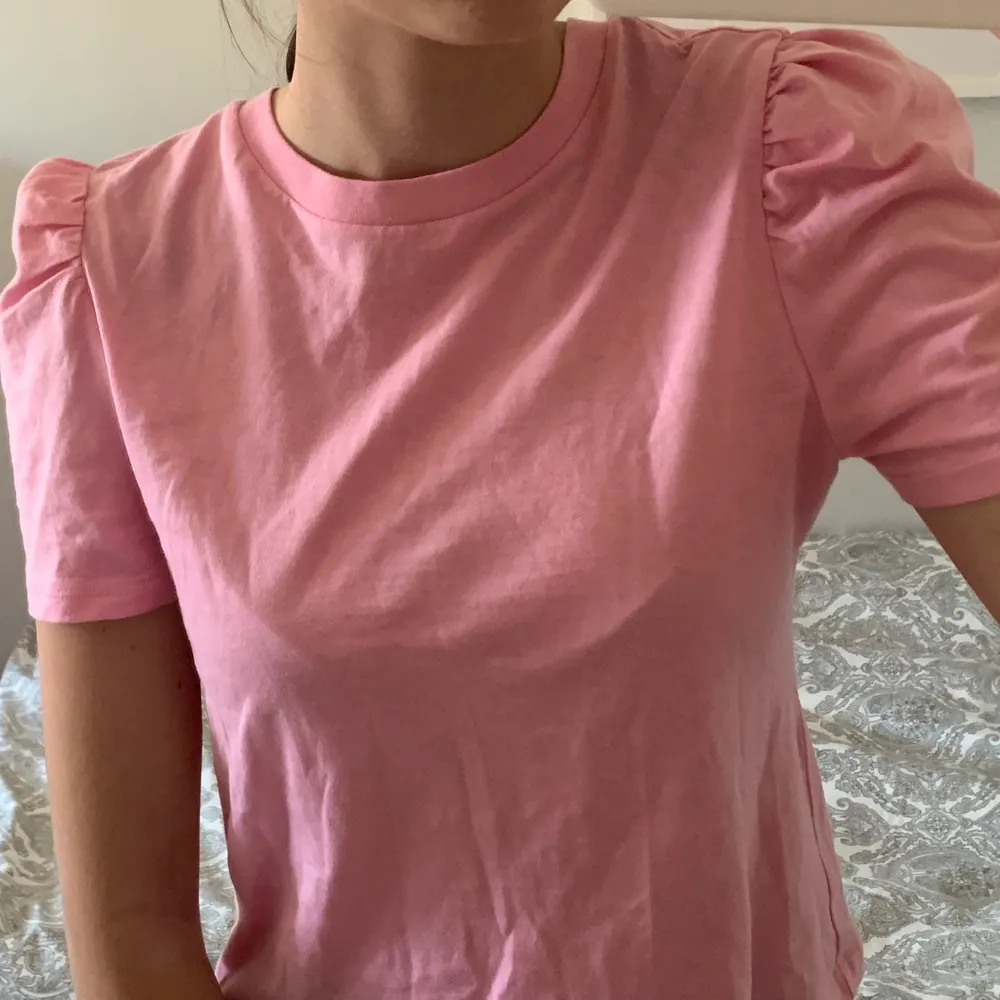 Rosa topp/t-shirt med buff ärmar. Supersöt men den kommer tyvärr aldrig till användning.. T-shirts.