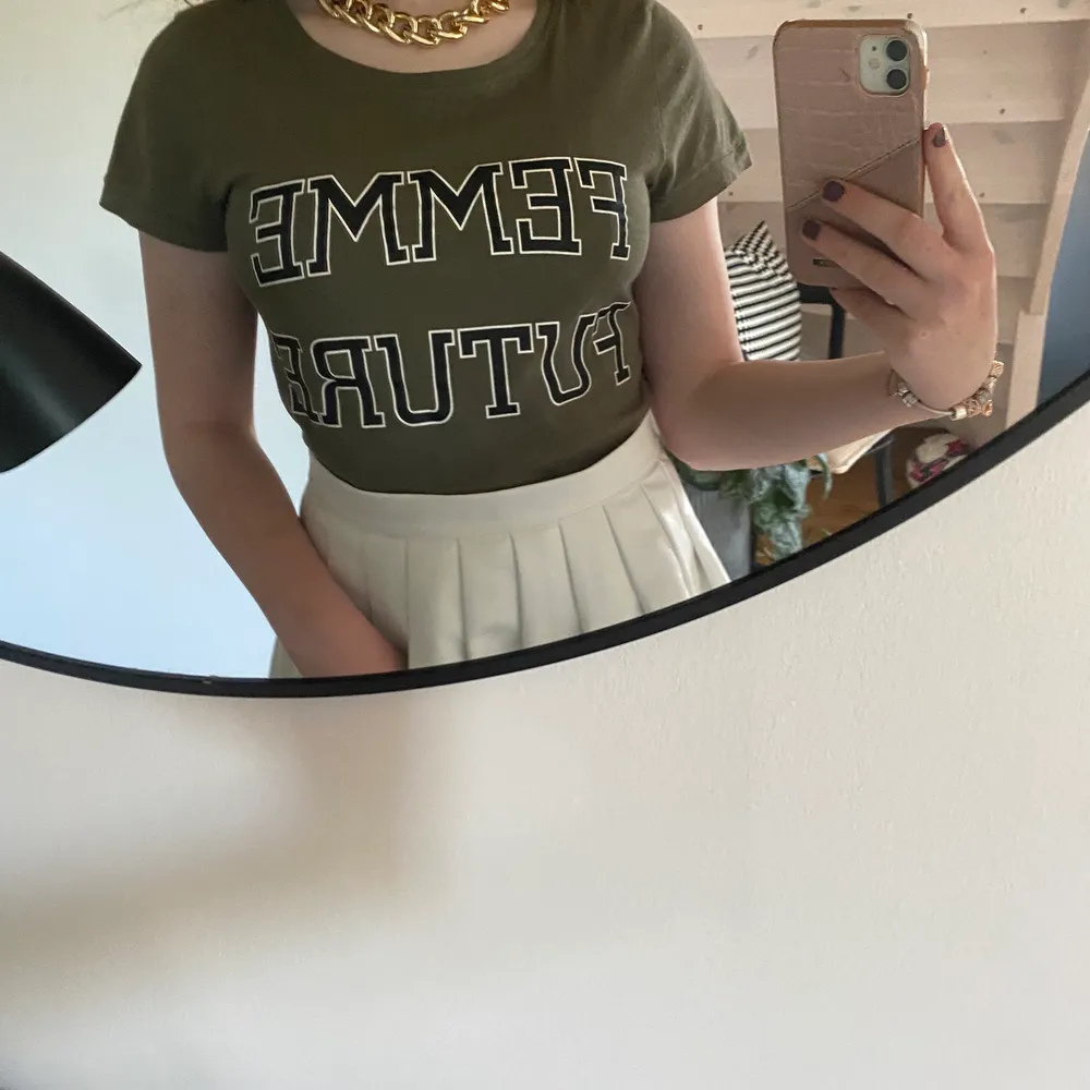En mörkgrön t-shirt med texten ”femme future” Storlek XS men funkar även på mig som numera är storlek S. Säljs pga att den inte används ofta längre. Buda i kommentarerna om flera vill ha den, priset går att förhandla. Köparen står för frakt. T-paidat.