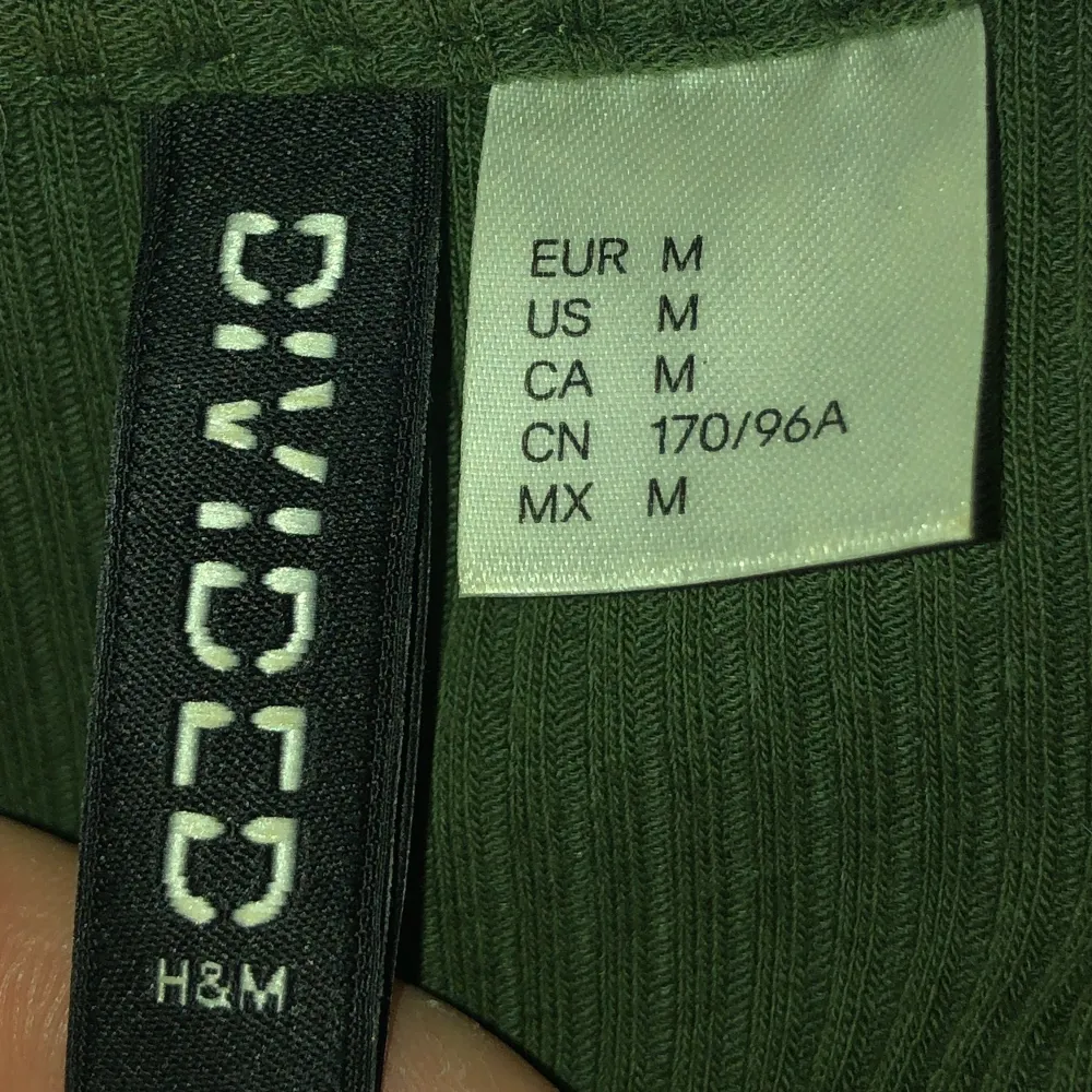 Mörkgrön tröja i strl M (mer som L). Använd några gånger men den är i bra skick. . Toppar.