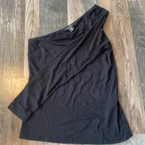 Tröja med en arm - En svart tröja med en arm 