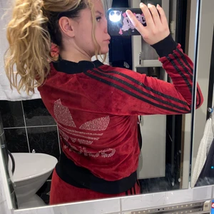 Adidas velvet mjukis set - Velvet set adidas, som ej passar mig längre. Tror ej att det är äkta. Köparen står för frakt☺️