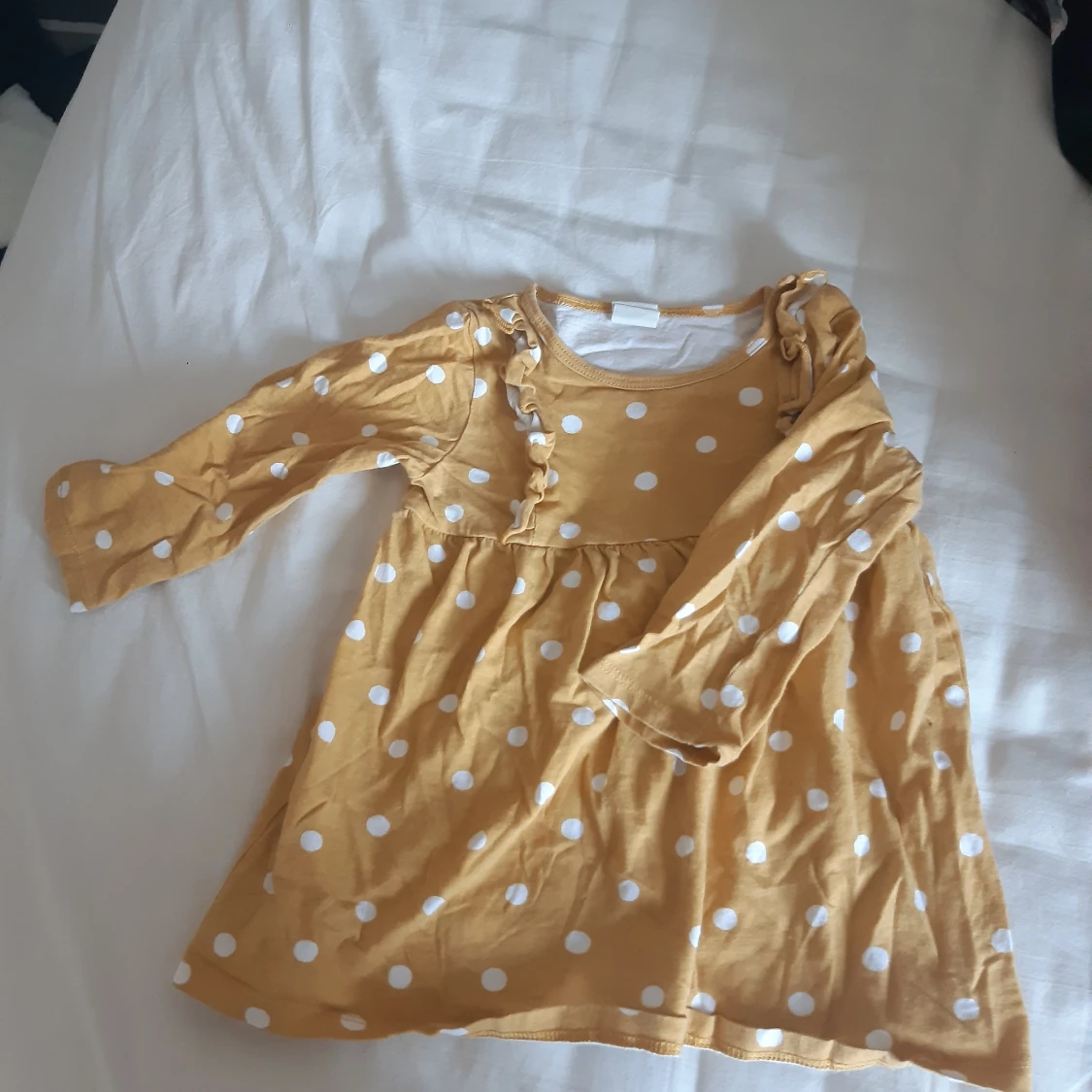 Gul känning med vita prickar från H&M