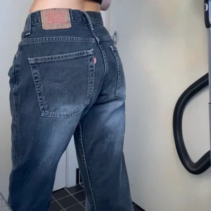Levis jeans - Säljer levis jeans. för att dom är för korta på mig som är 176, dom är lite slitna nertil som en snygg design💗 dom är utsvängda ner till och sitter inte tajt