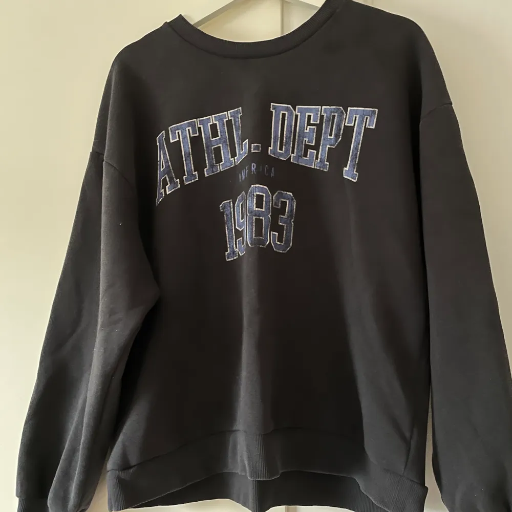 Populär sweatshirt från Gina som alltid är slutsåld, i använt skick men hel och ren 🤩 strl M, 80kr 🤎. Tröjor & Koftor.