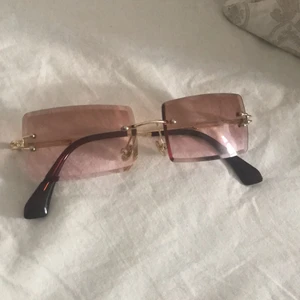 Vintage solglasögon  - Säljer dessa solglasögon som inte är använda alls. Köpare står för frakten,, tillkommer fodral till dom.