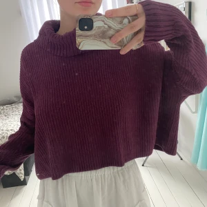 Stickad tröja - En mörklila stickad tröja med hög hals 