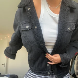 Fodrad jeansjacka - Säljer min älskade jeansjacka med foder från PULL&BEAR! Den är från killavdelningen💕💕 Frakt tillkommer