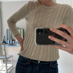 Kabelstickad tröja - Jätte fin tunn kabelstickad tröja från Polo. Perfekt till sommaren och våren💛✨