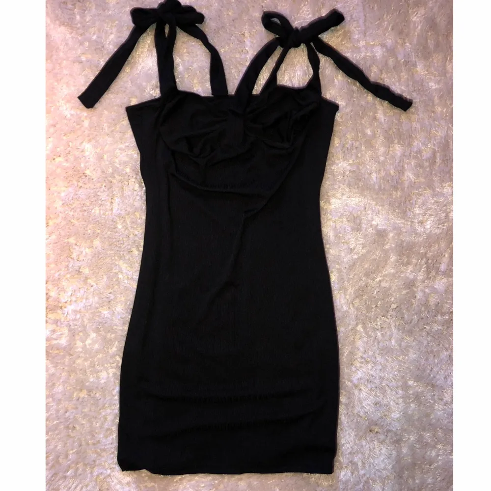 Säljer denna snygga klänningen i storlek M🌸 den är i nyskick och väldigt stretchig, säljes för 100kr + frakt☺️. Klänningar.