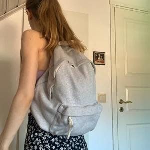 Ryggsäck från Brandy Melville  - Snygg ryggsäck från Brandy Melville med breda och justerbara axelband vilket gör den bekväm att bära! Väskan är stor och det får plats med mycket i den. Den är använd ett fåtal gånger och i mycket fint skick. Säljer då jag inte får användning för den.