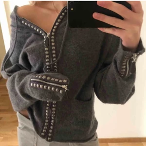 Hunkydory stickad kofta - !!bilder lånad av personen jag köpte plagget av!! Säljer denna stickade kofta från hunkydory köpt här på plick, den är som ny inga defekter. Supersnygg men har ej kommit till använding. Frakt 62kr.