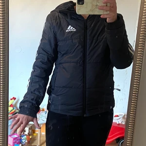 Adidas jacka i fint skick, stl XS (som en Stl S/M) - Adidas jacka, det står stl XS men den är som en stl S/M. Skickas spårbart med posten, frakten kostar 66:-