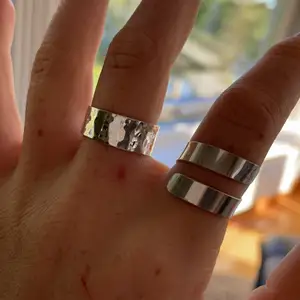Ring i sterling silver. Passar bra med andra ringar eller själv. Tillverkar egna ringar av silver hemma och första bilden visar två av dem. Den som säljs är lite tunnare och går att justera till vilken storlek du vill. 