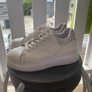 Sneakers från Nelly  - Kan fraktas, köparen står för kostnaden.
