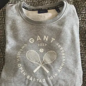 Säljer denna ljusgråa sweatshirt från Gant x Båstad. Köpt 2017 för 900kr har jag för mig💓  I toppskick men säljer då den blivit lite liten samt att jag inte har någon användning för den! I storlek L (barnstorlek) och tror att det motsvarar ungefär storlek 170💓 Säljer för 250kr+ frakt🙌🏼