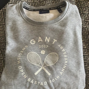 Gant x Båstad 2017 sweatshirt✨ - Säljer denna ljusgråa sweatshirt från Gant x Båstad. Köpt 2017 för 900kr har jag för mig💓  I toppskick men säljer då den blivit lite liten samt att jag inte har någon användning för den! I storlek L (barnstorlek) och tror att det motsvarar ungefär storlek 170💓 Säljer för 250kr+ frakt🙌🏼