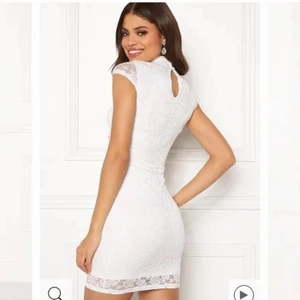 Klänning - Säljer min klänning från märket Only, endast använd en gång. Superfin till studenten/skolavslutningen💖 Storlek L men liten i storleken och passar M,, 180+ frakt💖🥰