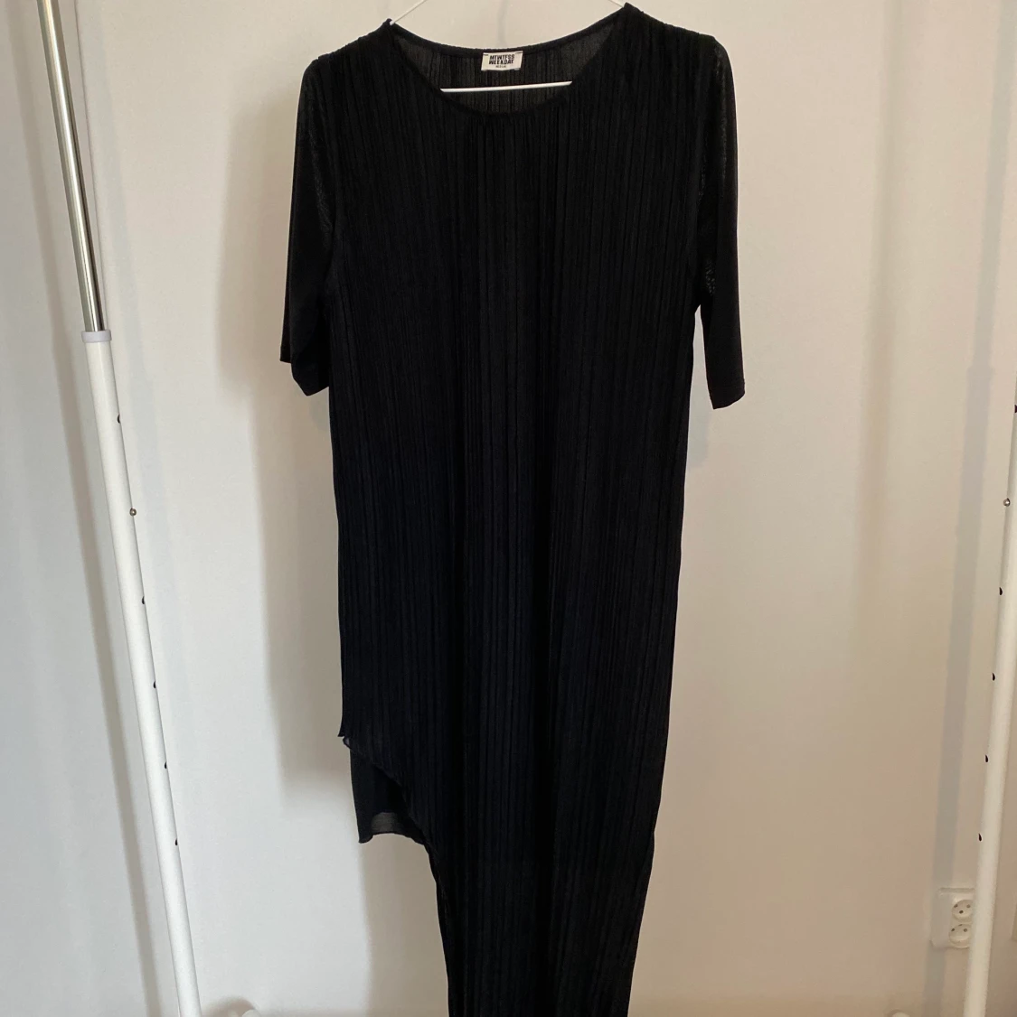 Plisserad asymmetrisk klänning