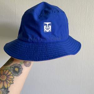 Säljer nu denna fina versatile bucket hat från Obey! Man kan antingen ha den i rosa eller blå