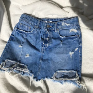 Sliten jeanskjol - En superfin jeanskjol som nu är till salu! Först till kvarn💖💖