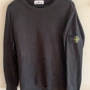 Stone island - Hej hörni! nu tänkte jag kolla om det är någon som är intresserad av en stone island tröja, SKITSNYGG men tyvärr kommer den inte till användning. vad jag vet är den äkta men är som sagt lite osäker därav inget fast pris. Kom gärna med förslag och funderingar om det finns❤️