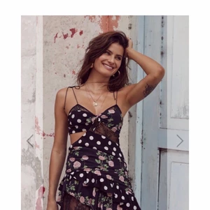 For love and Lemons  - Säljer min superfina for love and Lemons butterscotch dress då den tyvärr blivit för liten. Första bilderna är lånade den sista är min. Fantastisk sommarklänning jag fått många komplimanger för. Väldigt dyr inköp. Vid många intresserade budgivning. Använd vid två tillfällen Stl xs kan kanske även passa en stl s. Kan hämtas upp eller skickas spårbart med postnord 