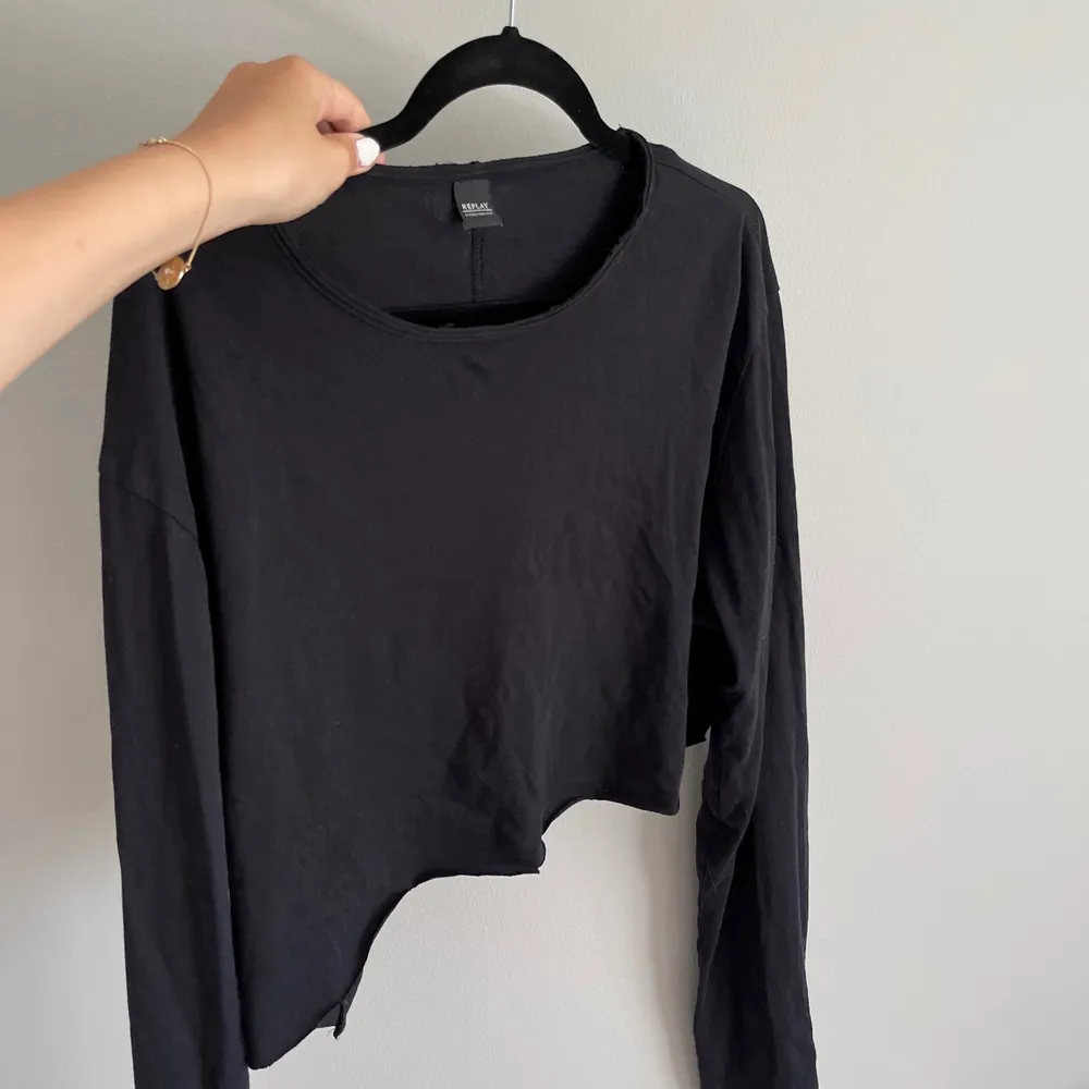 Skitsnygg oversized tröja från replay med långa armar. Den är avklippt så den är lite kortare i modellen! 🖤. Tröjor & Koftor.