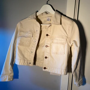 Jeans jacka strl 140 - Säljer pågrund av aldrig använd. Och även för liten för mig😊