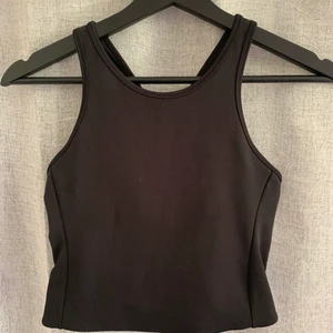Sport topp  - Sport topp från hm. Aldrig använd. Säljs i befintligt skick. 