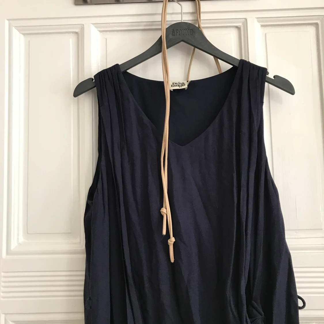 Klänning med twistdetalj  - 90