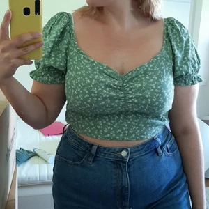 Blommig croppad blus  - Söt grön croppad blus med vita blommor på 💚💚💚