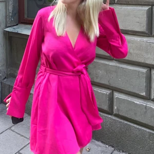 Kläning - Rosa kläning från bikbok, aldirg andvänd (lånad bild)