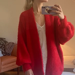 Röd kofta - Så mysig och tjock kofta från HM! Använd 1 gång så skicket är prima. Den sitter oversized på mig som är 178 och är en xs 