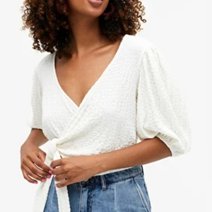 Tröja  - Jättegullig blus från Monki, strl S. Köparen står för frakten. Slutsåld på hemsidan.