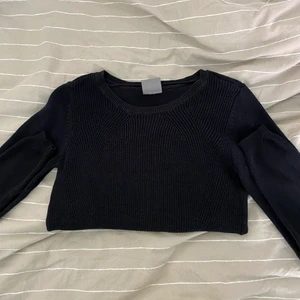 Stickad tröja - Svart stickad i bra skick, lite smalare i midjan så den sitter perfekt vid midjan (om man vill vika upp elr bara framhäva midjan), frakten tillkommer på 44kr