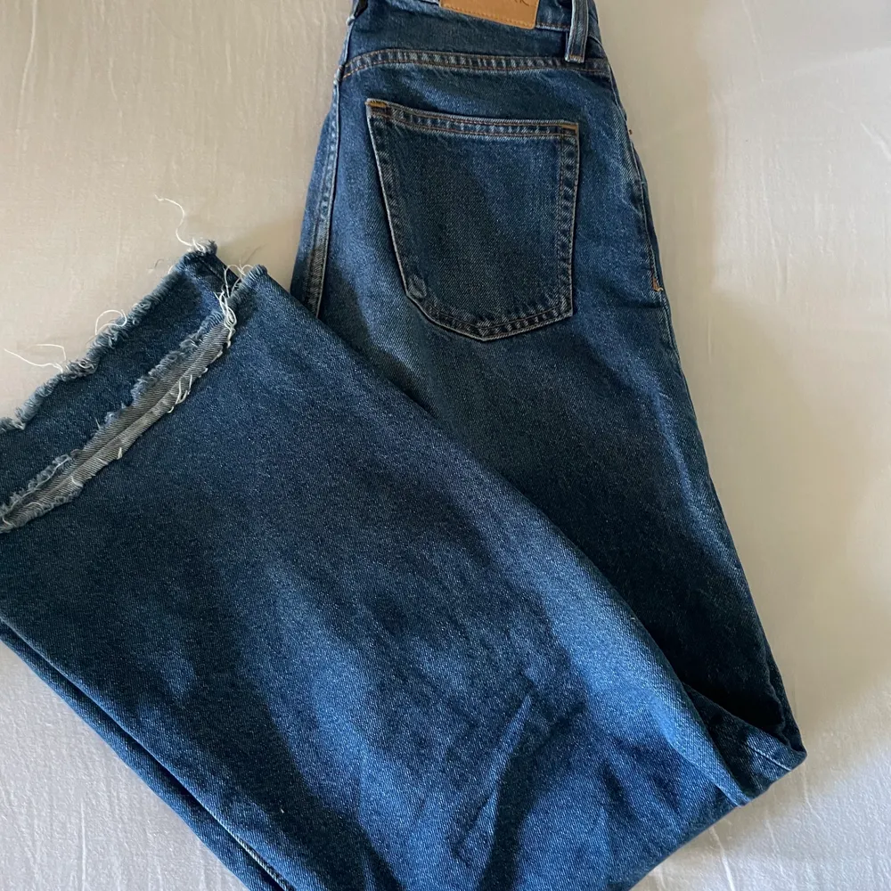 Monki jeans i modellen Yoko, väldigt snygga och bekväma men dessvärre avklippta. Jag klippte dem lite kortare eftersom att jag är 160 cm, så om du är runt 160 och kortare (funkar säkert om du är längre också eftersom att de fortfarande är lite långa på mig) så lär de passa jättebra. Nypris 400kr, säljs för 100kr + 62kr frakt. Jeans & Byxor.