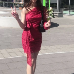 Shein festklänning - Härligt röd festklänning fr Shein i strl XS, använd en gång på skolavslutning. Är i nyskick men kommer inte till användning längre. Pris kan alltid diskuteras och kund står för frakt❤️