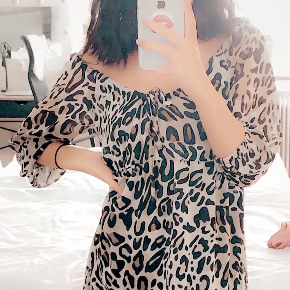 Jättefin leopard klänning från Gina tricot i storlek 34, tror att den kan användas av 36:a också. Kan användas som starndklänning men också till vardags. Har bara använts få gånger. 🤩 skriv för fler frågor. Köparen betalar för frakten 🌸✨Pris kan nog diskuteras . Klänningar.