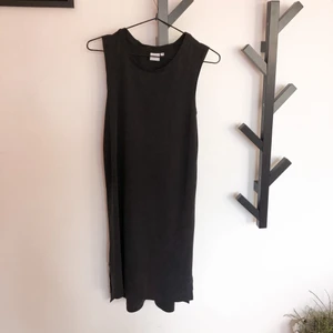 Svart mjuk klänning, xs - En knälång klänning med snits längst ner, super bekväm och mjukt material. 