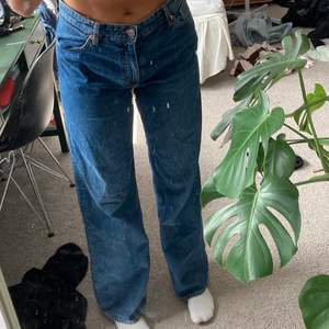 Monki jeans i modellen yoko, säljer då de är för stora!