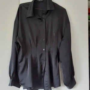 korsett skjorta - en korsett liknande skjorta sitter tajt vid midjan storlek L 40/42 från shien