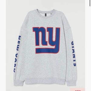 New York giants tröja - köpt typ i vintras. använd max 2 gånger. inget fel på den utan i nytt skick. köpte för 249kr men säljer för 100kr. Storlek S passar XS och M beroende på hur man vill att den ska sitta 