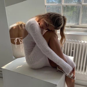 helt ny klänning HANNA SCHÖNBERGxNAKD😍 - Helt ny klänning ifrån Hanna Schönbergs kollektion med Nakd. Oanvänd med prislappen kvar då jag köpte två olika.  Klänningen är i stl XS men väldigt stretchigt material så skulle säga att den passar allt från XS till M/L. Sitter sååå snyggt och perfekt till midsommar etc.😍😍😍😭Köparen står för frakten.