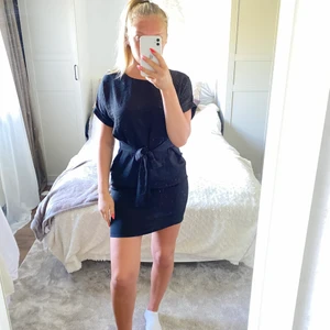 Svart Klänning  - Svart klänning i strl xs från pieces. Går att knyta fram eller bak.