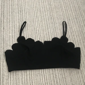 Shein topp - Helt oanvänd endast testad Shein topp. Lite finare snören i sammet (bild 2). Frakt tillkommer. Buda med minst 10kr.
