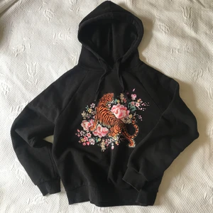 Hoodie från Gina Tricot - Säljer denna mysiga hoodie🐅💗🖤 är i storlek S. Använd men i mycket bra skick