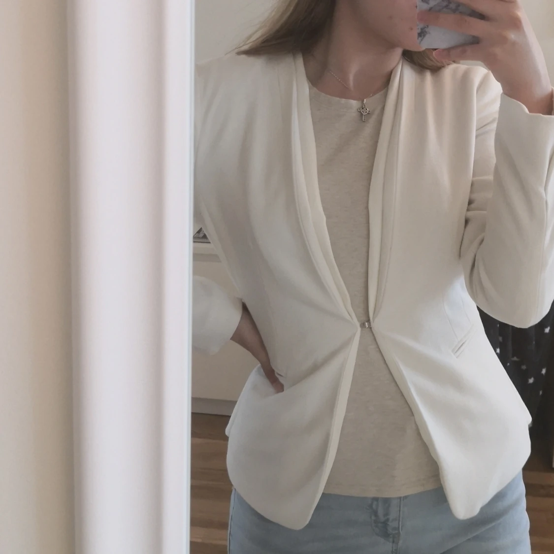 En kavaj i vitt/beige färg i storlek 34 från H&M. Använd ett par gånger. Väldigt skönt material. Har en kanpp i mitten  - 90