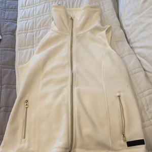 Calvin Klein Mys hoodie - Aldrig använd, bara legat i min garderob, har en liten svart fläck vid kragen (de flesta bilden!!) annars väldigt mysig men som sagt aldrig haft en användning för den!