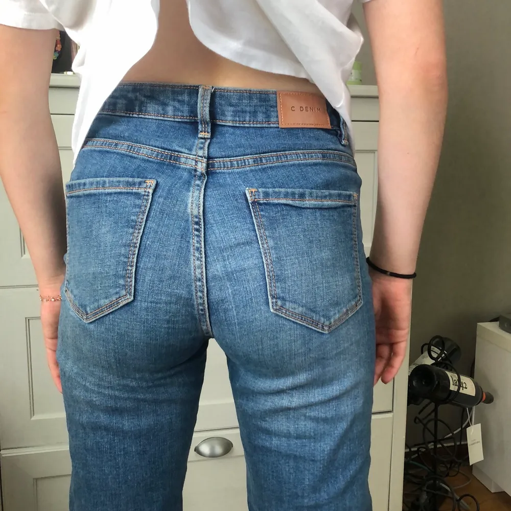 Ett par trendiga blå jeans i bra kvalitet. Raka ben med mellan hög midja. ”Modellen” på bilden är 162cm! BUDA I KOMMENTARERNA 🥰. Jeans & Byxor.